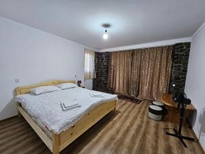 Rúm í herbergi á Guest House Aleksandre