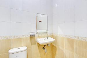 W łazience znajduje się umywalka, toaleta i lustro. w obiekcie OYO 92912 Mtc Bunk Bed w mieście Salatiga