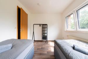 een slaapkamer met 2 bedden en een spiegel bij Stay & Work - 6 single beds - central in Emmerich