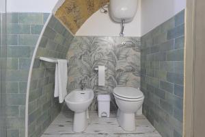 un baño con inodoro y bidé en La Sedia Rossa Historical Centre, en Agrigento