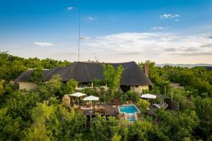 una vista aérea de una casa con techo de paja en Bushwa Private Game Lodge, en Vaalwater