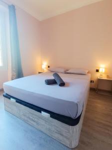 a bedroom with a large white bed in a room at France 66 4 Pers AC WiFi in Nice