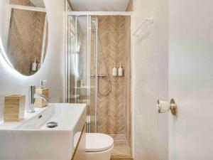 uma casa de banho com um chuveiro, um WC e um lavatório. em Casa Mandarina: 4 Bedrooms - 2 Terraces - Parking em Hospitalet de Llobregat