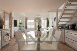 une cuisine et une salle à manger avec une table et des chaises en verre dans l'établissement Duplex Cannes plein Centre, Zone Piétonne, 2 Chambres, à Cannes