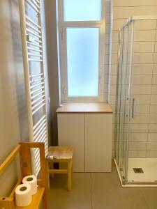 een badkamer met een raam, een douche en een stoel bij Kibilù - Via Braga - Stazione Centrale in Milaan