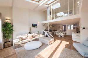 un salon avec un canapé blanc et une table dans l'établissement Duplex Cannes plein Centre, Zone Piétonne, 2 Chambres, à Cannes