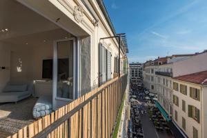 d'un balcon offrant une vue sur la ville. dans l'établissement Duplex Cannes plein Centre, Zone Piétonne, 2 Chambres, à Cannes