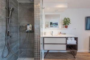 une salle de bain avec douche et lavabo dans l'établissement Duplex Cannes plein Centre, Zone Piétonne, 2 Chambres, à Cannes 36 autres photos