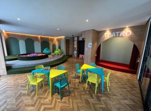 a waiting room with tables and chairs and a theatre at Moderno y Cómodo Departamento en zona estratégica in Santa Cruz de la Sierra