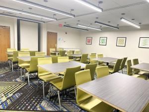 une salle de classe vide avec des tables et des chaises dans l'établissement Holiday Inn Express & Suites - Prospect Heights, an IHG Hotel, à Prospect Heights