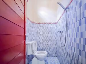 Koupelna v ubytování RedDoorz near Kantor Gubernur Kalimantan Tengah