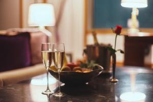 فندق امبريال طوكيو في طوكيو: كأسين من الشمبانيا ووعاء من الفواكه على طاولة