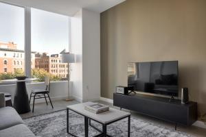 Posezení v ubytování DowntownFinancial District 1br w wd gym BOS-799