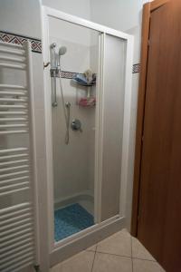 a shower with a glass door in a bathroom at Casa Tiziana con Piscina privata e parcheggio riservato in Albenga