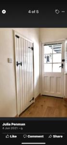 een kamer met een witte deur en een raam bij Horne Cottage Ilfracombe (10 mins Woolacombe) in Ilfracombe