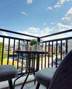 einen Balkon mit einem Tisch und Stühlen in der Unterkunft Rea Home Apartment in Sofia