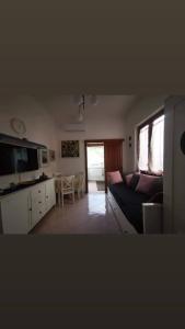 een woonkamer met een bank en een tafel bij Casatullio - Sant'angelo d'ischia in Ischia