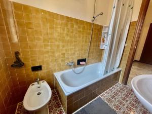 een badkamer met een bad, een toilet en een wastafel bij Petit Bijou a Finale Ligure in Finale Ligure