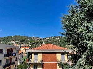 een gebouw met een rood dak in een stad bij Petit Bijou a Finale Ligure in Finale Ligure