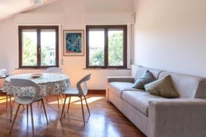 uma sala de estar com um sofá e uma mesa em Casa Cecilia em Lanciano