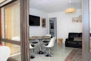 uma sala de estar com uma mesa e algumas cadeiras em Appartement T3 plein centre em Saint-Raphaël