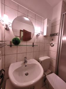 ヴィンターベルクにあるWinterberg Appartement 21038の白いバスルーム(シンク、鏡付)