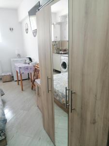 una puerta abierta a una cocina con lavadero en Ady & Marcy - Demisol 3, en Onești