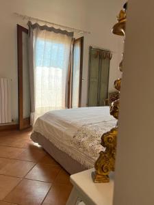 Schlafzimmer mit einem Bett und einem Fenster in der Unterkunft Vista Conero in Ancona