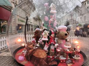 un grupo de osos de peluche en una cúpula de cristal en Jolie charentaise dans la campagne de saintonge, en Saint-Mandé-sur-Brédoire 86 fotos más