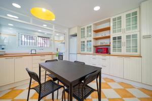 a kitchen with a black table and chairs at L Casa Cafe Madrid El plantio Calle segundo anca 11 madrid 28023 in Madrid