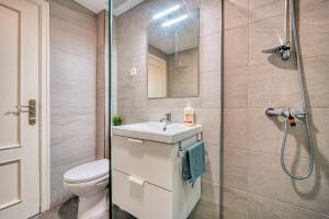 ein Bad mit einem WC, einem Waschbecken und einer Dusche in der Unterkunft Casa Cafe Madrid (El plantio) Calle segundo anca 11 madrid 28023 in Madrid