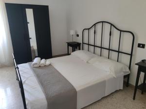 ManoppelloにあるB&B NONNA GINAのベッドルーム1室(ベッド1台、白いタオル2枚付)