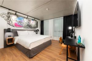 ein Hotelzimmer mit einem Bett, einem Schreibtisch und einem Schreibtisch in der Unterkunft The Barthels Boutique Hotel in Würzburg