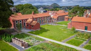 - une vue aérienne sur un bâtiment en briques avec un jardin dans l'établissement Cité des Électriciens, à Bruay-la-Buissière