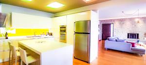 Кухня или мини-кухня в Avatonblue Villa Nafplio

