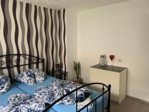 1 dormitorio con cama y pared a rayas en Birgeler Home en Birgel
