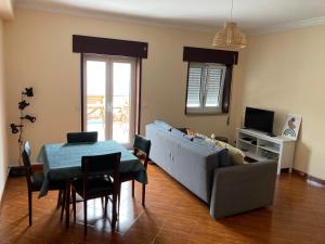 - un salon avec un canapé et une table dans l'établissement Terraço do Lima, à Ponte de Lima