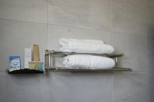 un gruppo di asciugamani sono su un portasciugamani in bagno di فندق رحيب للشقق المخدومة Rahib Suites a Abha