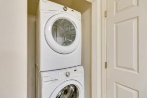 - un lave-linge et un sèche-linge blancs dans la chambre dans l'établissement New Home Close To Disney Bliss!, à Kissimmee