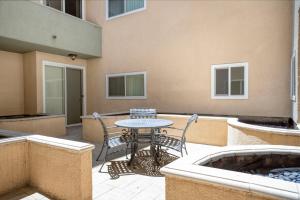 Beverly Hills 1br w gym pool nr bars shops LAX-1119