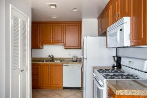 Beverly Hills 1br w gym pool nr bars shops LAX-1119