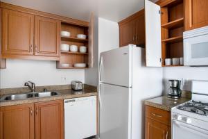 Beverly Hills 1br w gym pool nr bars shops LAX-1119