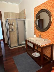 a bathroom with a sink and a mirror at Casa Beija-Flor 