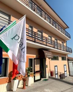 un edificio con dos banderas delante en Pianisi Albergo, en SantʼElia a Pianisi