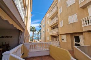 uitzicht op een balkon van een gebouw bij 'Rincón exquisito' junto al mar in Moncófar