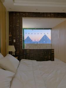 Voodi või voodid majutusasutuse Jumeirah pyramids view inn toas