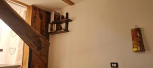 ein Raum mit einer Treppe und einem Fenster und einem Treppenhaus in der Unterkunft Il sette e l'otto in Caiazzo