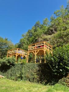 dos estructuras de madera sentadas en la cima de una colina en Dachzelt Cochem en Cochem