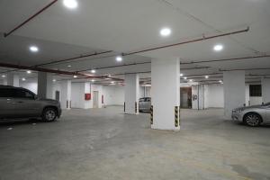 un garaje grande con coches aparcados en él en فندق رحيب للشقق المخدومة Rahib Suites, en Abha