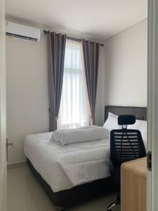 1 dormitorio con cama y ventana en Villa Ku Villa Mu, en Semarang